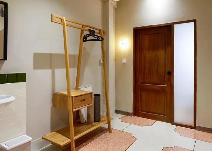 Newly Renovated, 4br Townhouse , 5min Mrt , Group