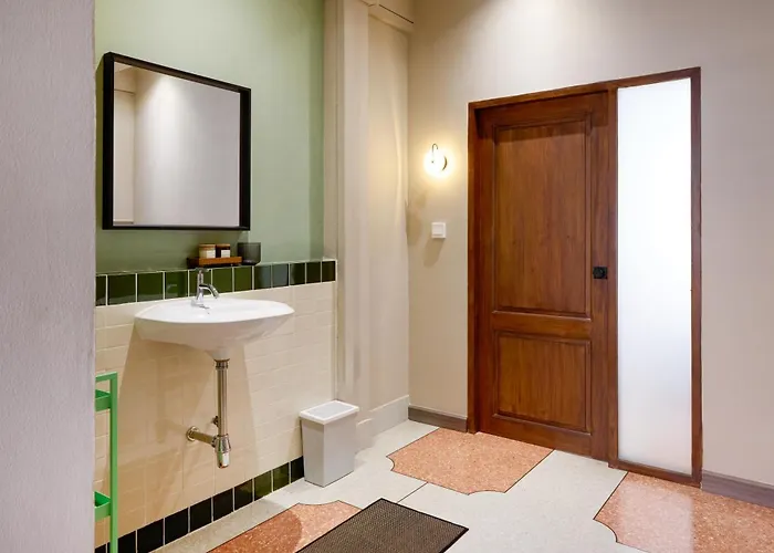 Newly Renovated, 4br Townhouse , 5min Mrt , Group Appartement *