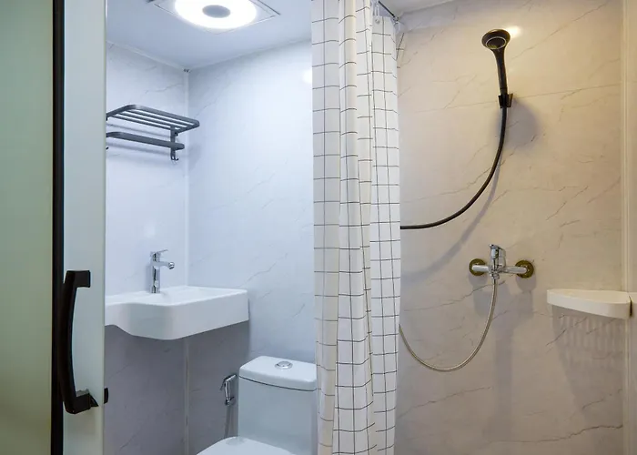 Newly Renovated, 4br Townhouse , 5min Mrt , Group Appartement