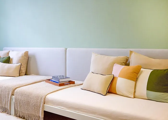 Newly Renovated, 4br Townhouse , 5min Mrt , Group